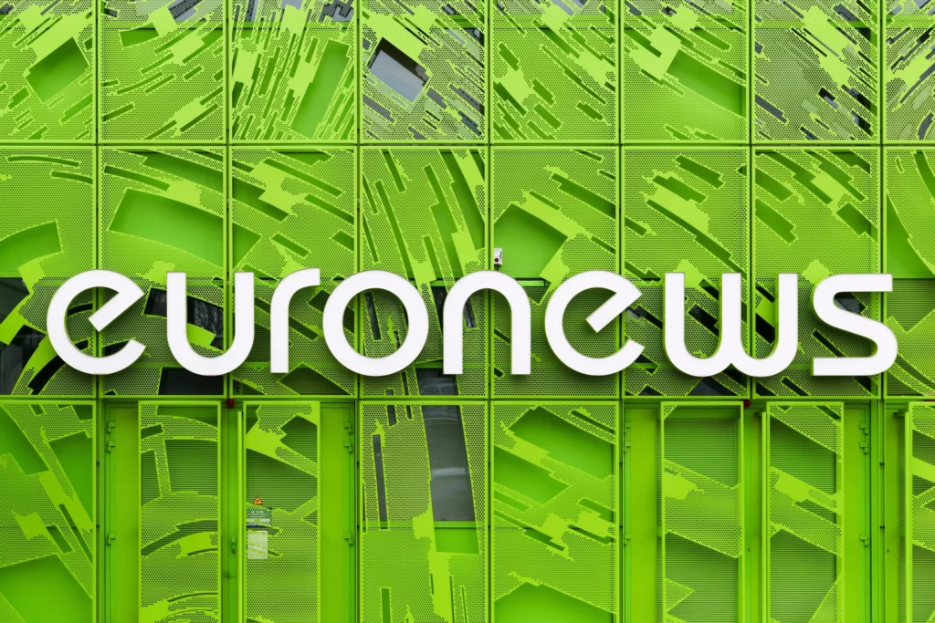 Angajații Euronews sunt în grevă. Sute de oameni s-au adunat în faţa sediului televiziunii paneuropene