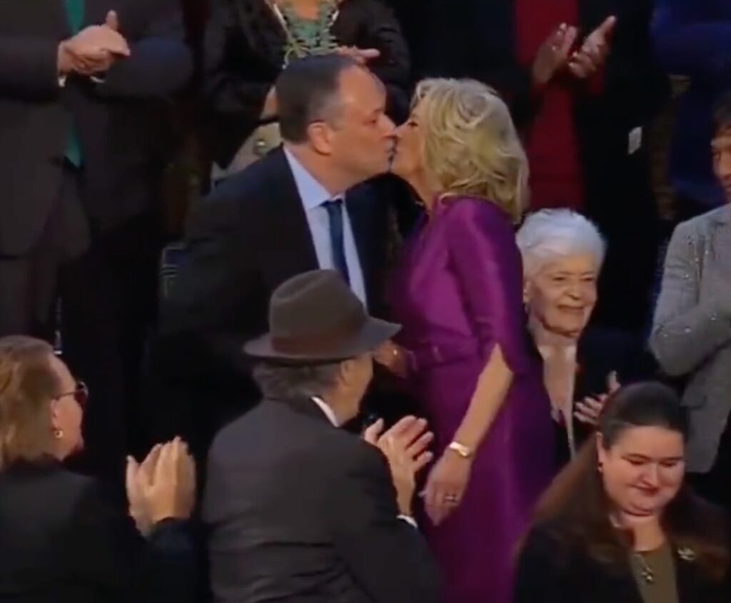 Moment viral la Casa Albă! Prima doamnă l-a sărutat pe soțul vicepreședintelui Kamala Harris