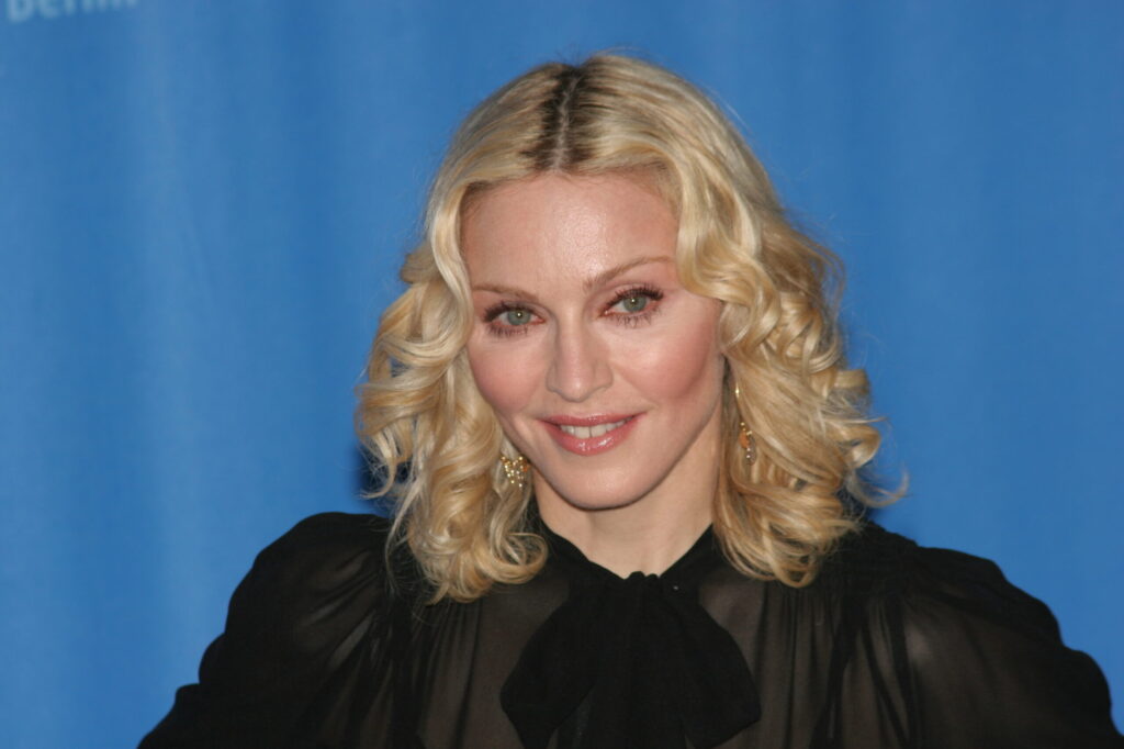 Madonna a ajuns pe mâna medicilor. Și-a anulat turneul mondial după ce a fost internată la terapie intensivă