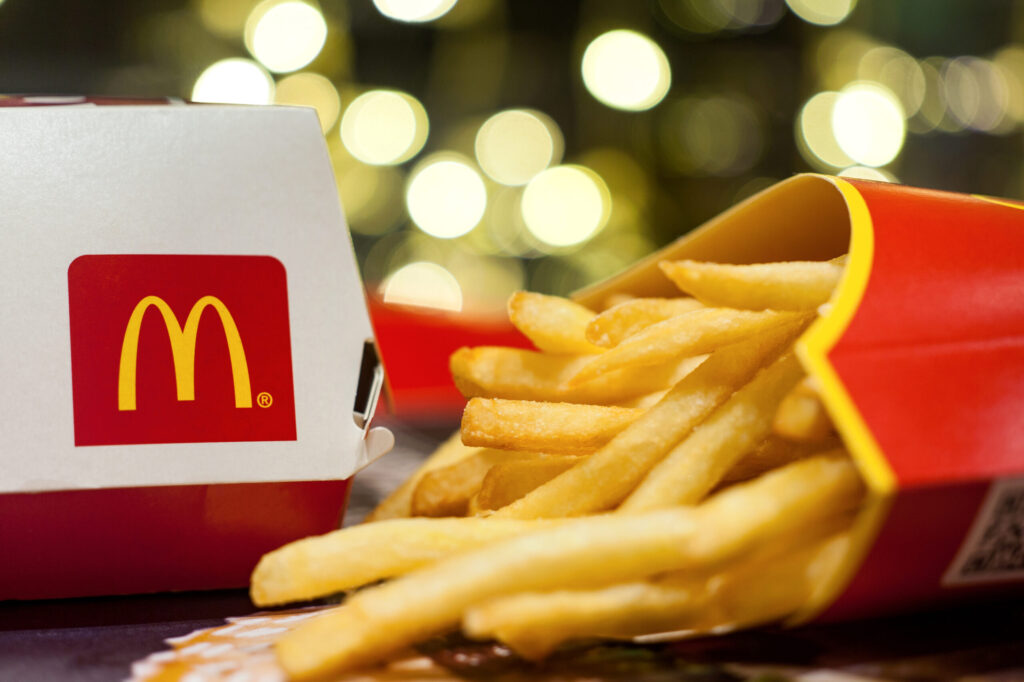 McDonald’s începe să înlocuiască produsele din carne. Va introduce McNuggets pe bază de plante