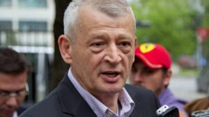 Fostul primar al Bucureștiului Sorin Oprescu, care a fost arestat, sâmbătă după-amiază, la Salonic, în executarea unui mandat european de arestare emis împotriva sa de autoritățile române, a fost, luni, eliberat, cu condiții restrictive.