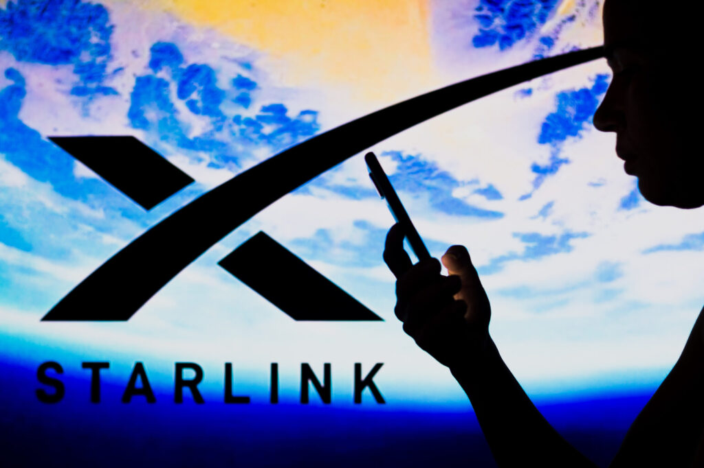 Elon Musk nu va permite armatei Ucrainei să folosească Starlink pentru controlul dronelor militare