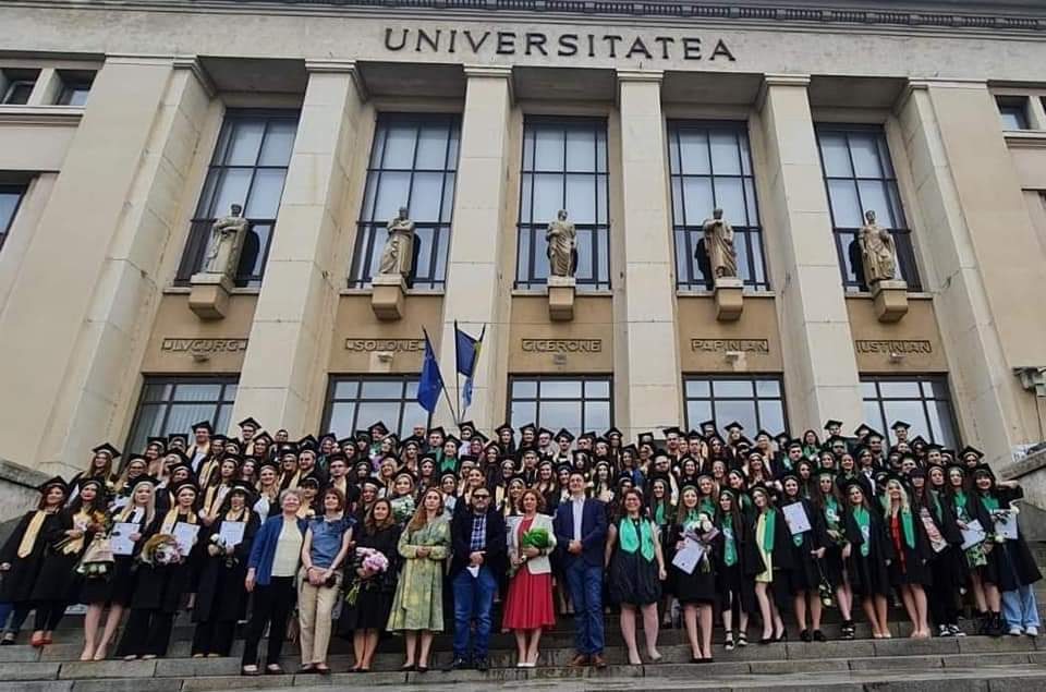 Studenți și profesori de la FJSC, în fața sediului UNIBUC (sursă foto: arhivă personală)