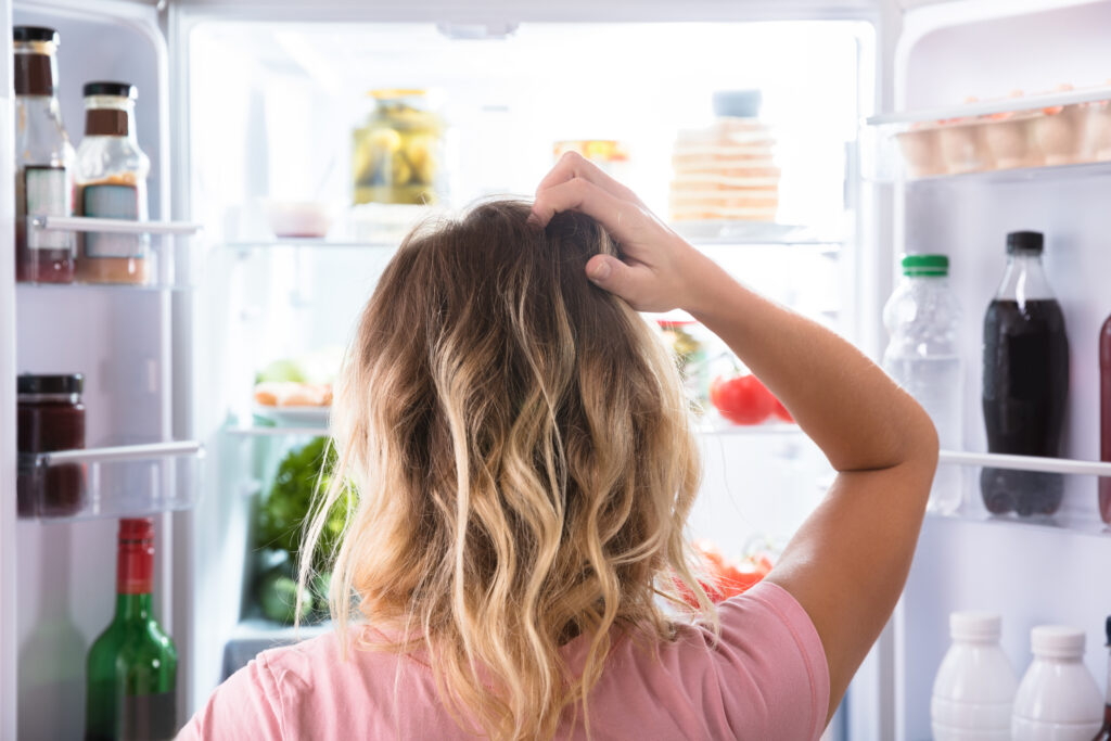 De ce se scurge apă în frigider? Cum puteți rezolva fără a apela la ajutorul unui profesionist