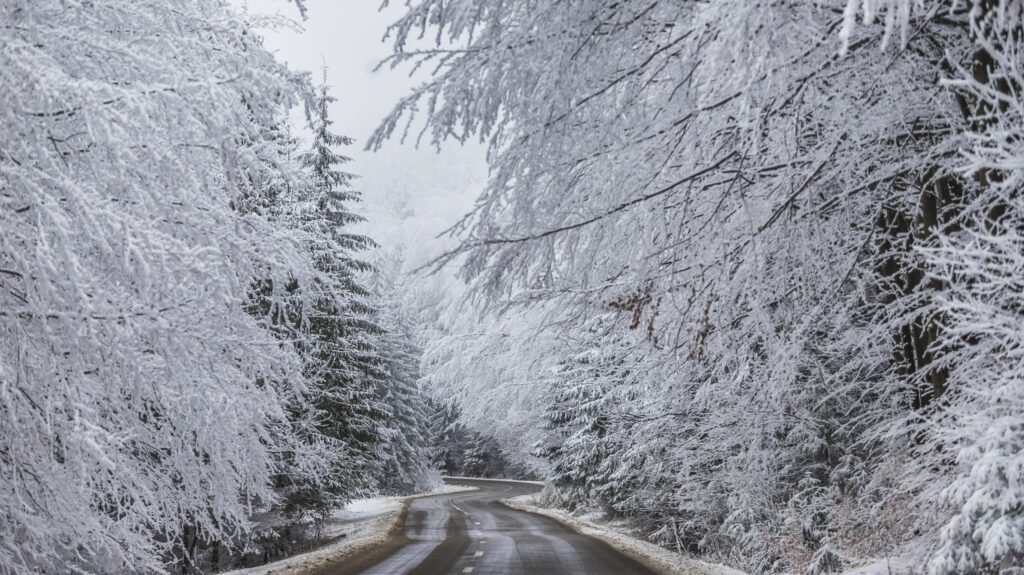 Vremea face prăpăd în România. Drumuri închise și avalanșă în Făgăraș