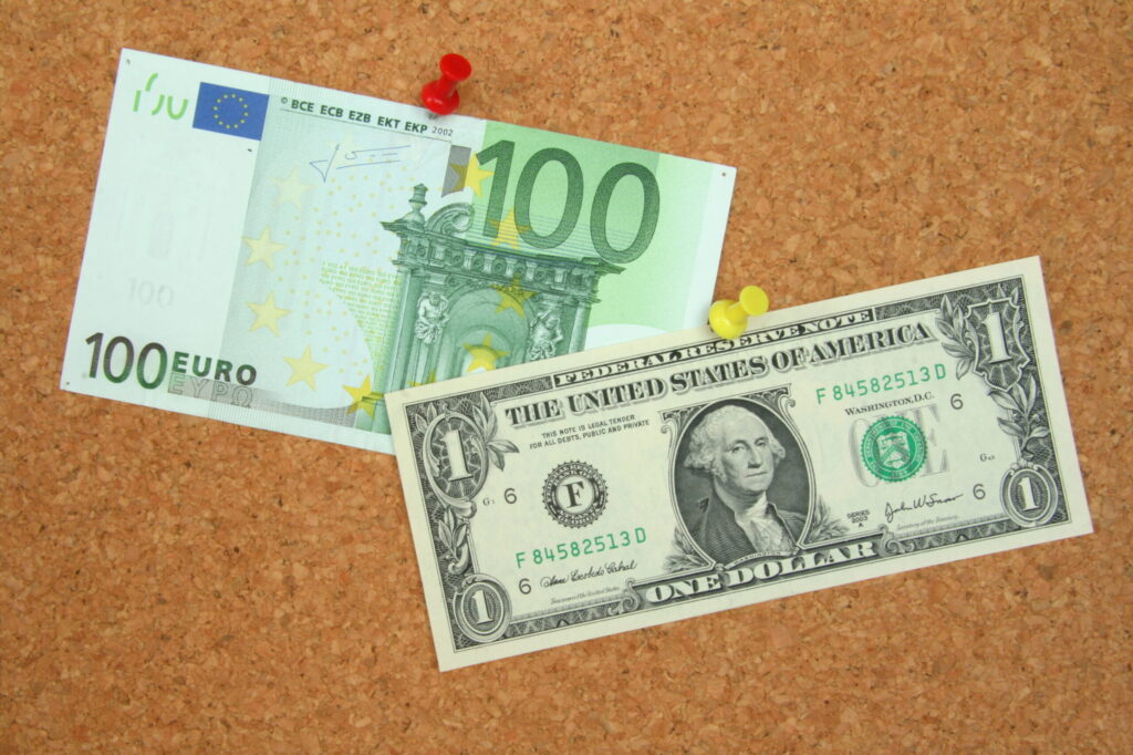 Curs valutar joi, 16 februarie 2023. Moneda euro și dolarul american continuă să crească
