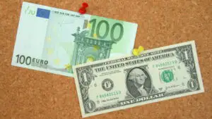 Euro se apropie de un moment decisiv în raport cu dolarul. Analiștii văd două scenarii pentru moneda europeană