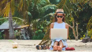 Antreprenorii aleg tot mai des viața de nomad digital. Ce trebuie să știe înainte de a-și lua afacerea în „drumeții” prin lume