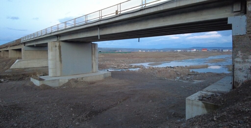VIDEO REPORTAJ. Povestea unui pod din Suceava care nu se mai termină de ani de zile. O greșeală a CNAIR face ca lucrările să nu poate fi finalizate