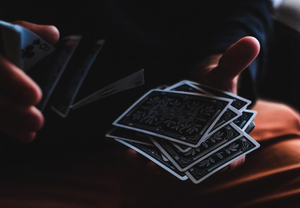 Ce legături sunt între jocul de poker, bursă și viață