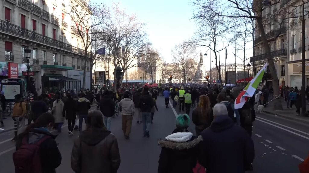Grevă în Franța! Sute de mii de persoane protestează iarăşi în stradă din cauza reformei pensiilor