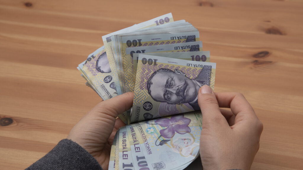 Se schimbă salariul minim pe economie în România! Câți bani se vor da în plus