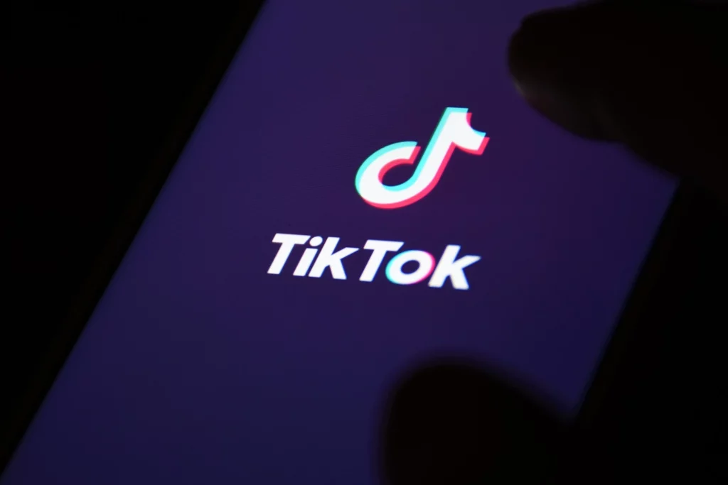 Informație pentru toți românii care au TikTok! Au anunțat acum de la Guvern