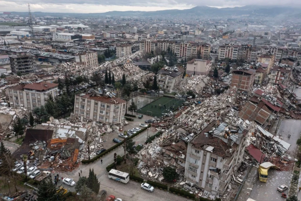 Zeci de arestări în Turcia după prăbușirea a mii de clădiri la cutremur