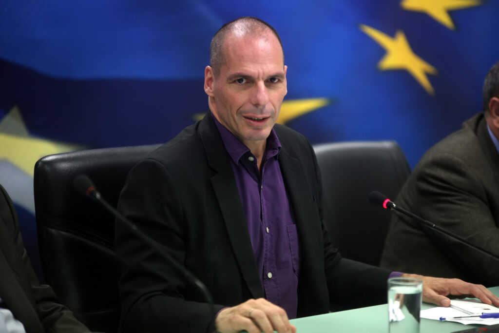 Fostul ministru de Finanţe grec Yanis Varoufakis, bătut de 20 de indivizi cu cagule. A ajuns direct la spital