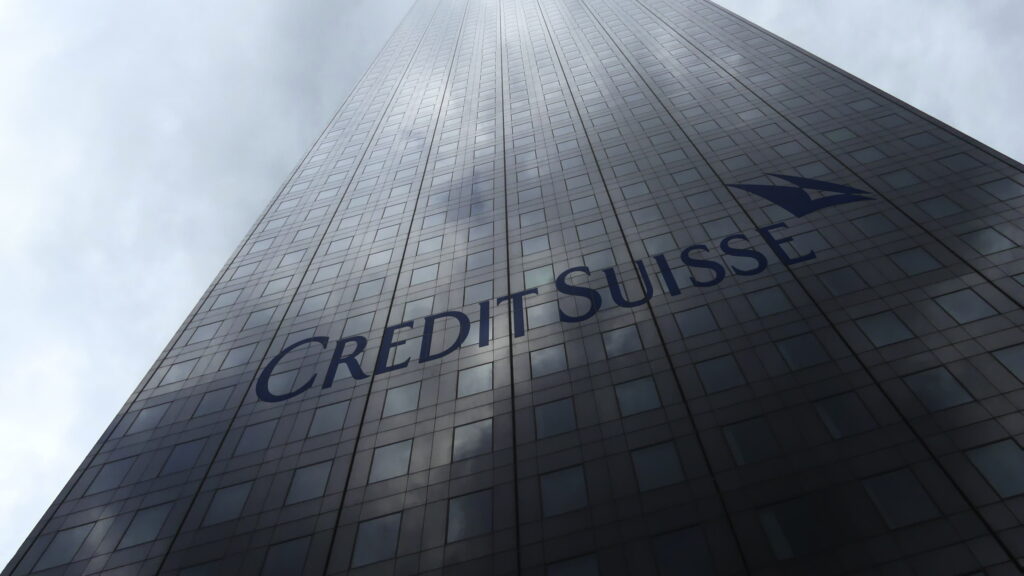 Situaţia incertă în care se află banca elveţiană Credit Suisse s-ar putea încheia cu o preluare