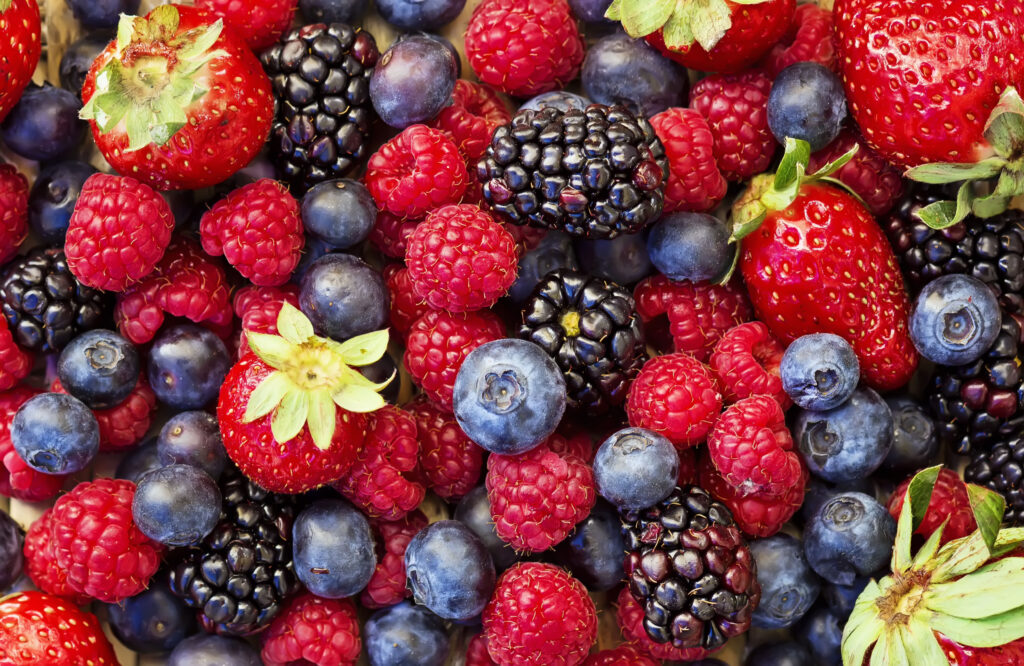 Ce se întâmplă în organismul nostru dacă mâncăm zilnic fructe de pădure și citrice