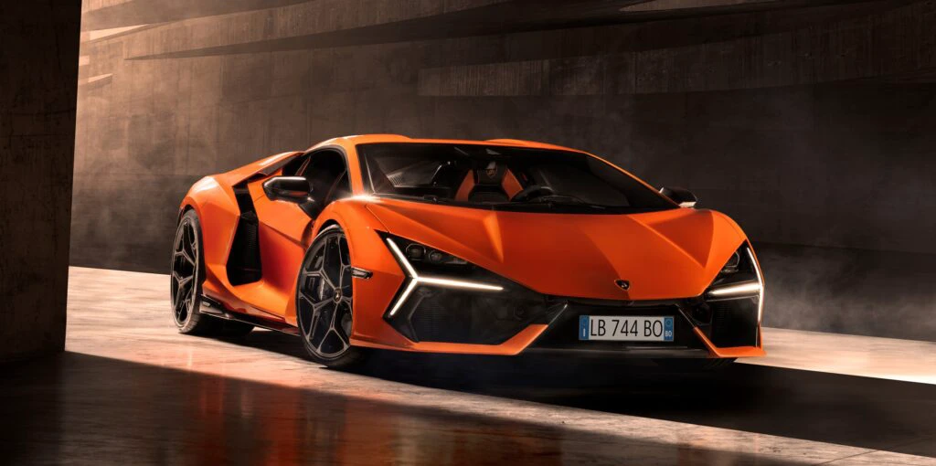 Lamborghini lansează primul model hibrid. Cum arată „nava spațială” Lamborghini Revuelto