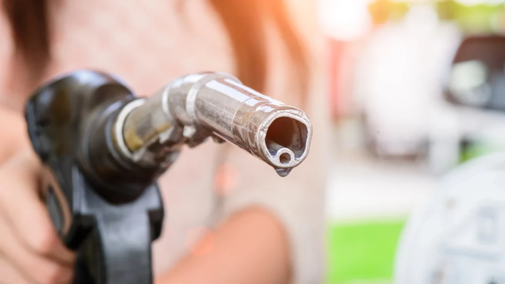 Se ieftinește benzina înainte de weekend! Prețul carburanților vineri, 6 octombrie