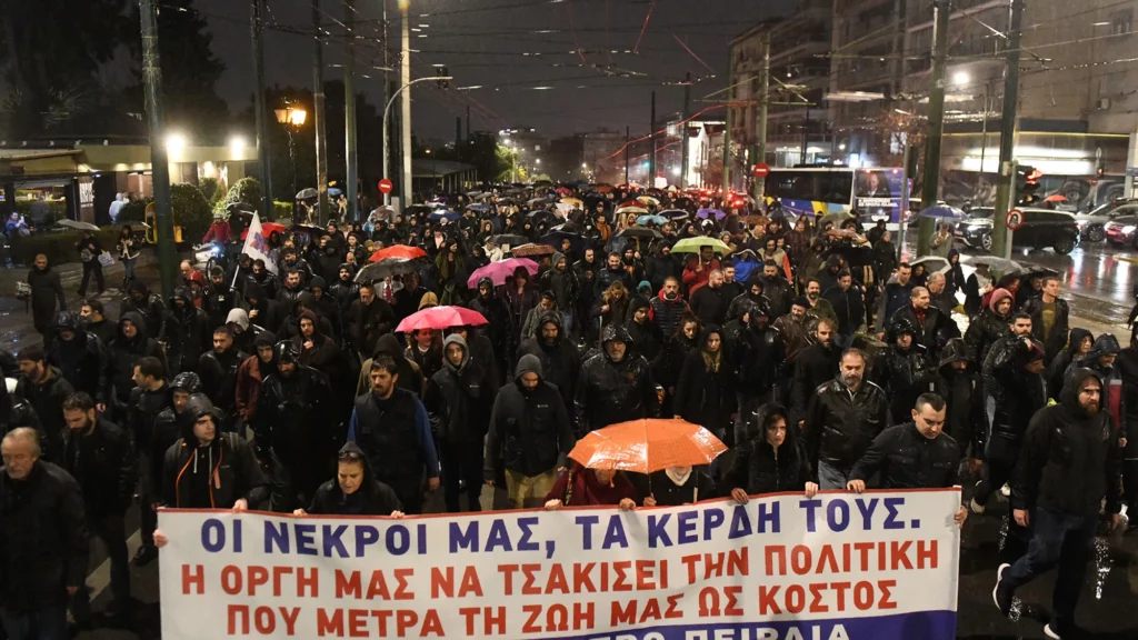 Proteste în Grecia după accidentul feroviar pe ruta Atena – Salonic. Numărul victimelor a crescut la 57