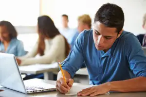 Cămin sau chirie? Cât poate economisi într-un an un student care prinde loc la cămin
