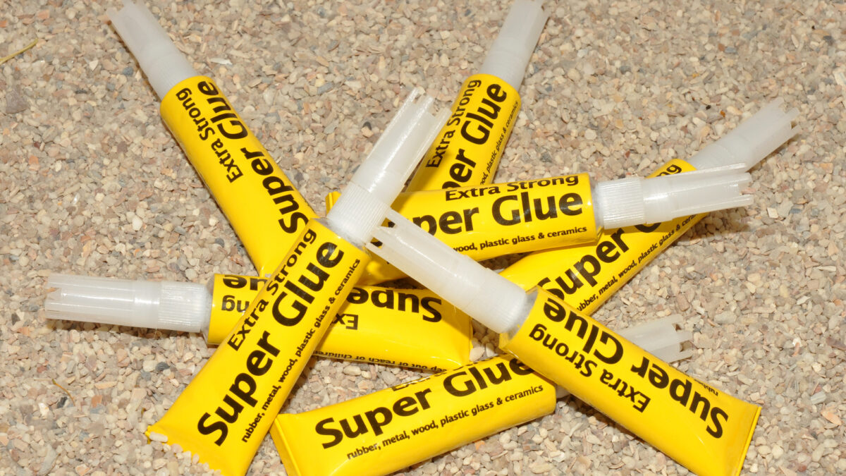 Cum să scapi de petele de Super Glue de pe orice suprafață