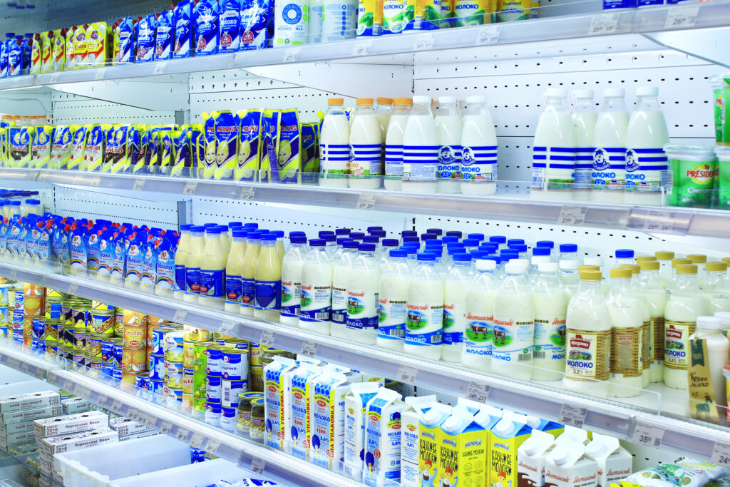 INS: Importurile și producția de lapte a scăzut în România în primele trei luni ale anului