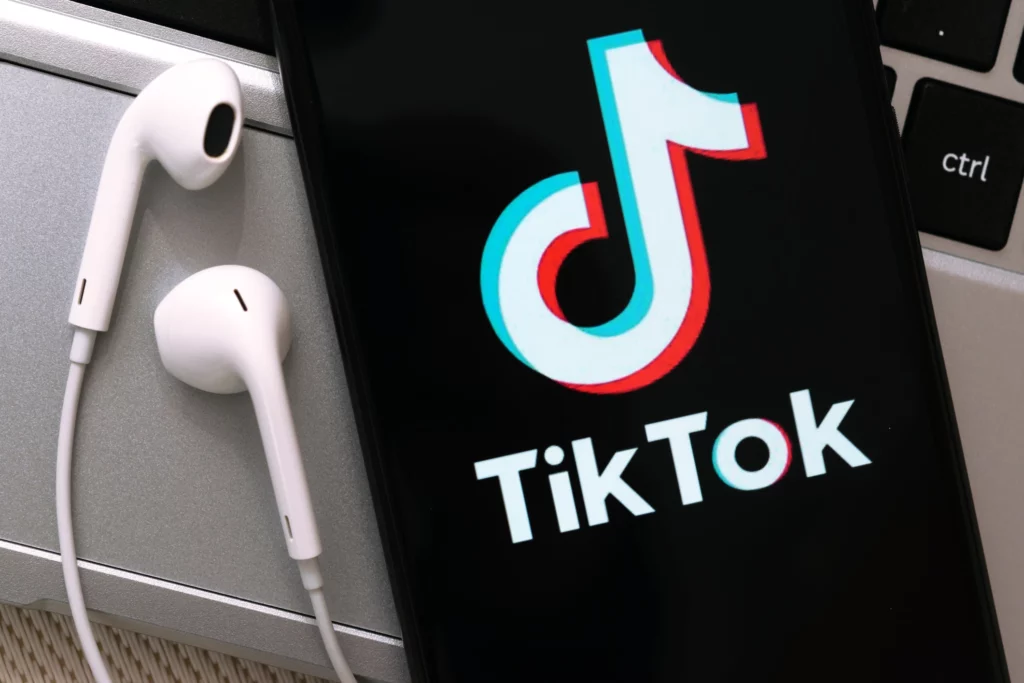 România ar urma să interzică aplicația TikTok pe telefoanele de muncă ale senatorilor