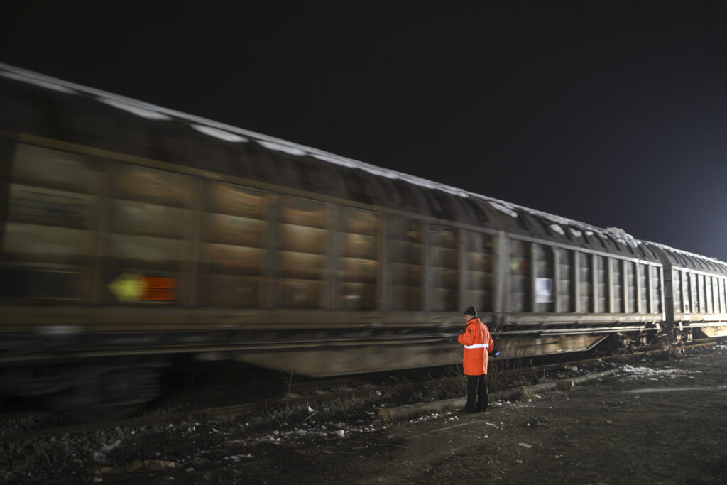 UPDATE Incident feroviar în Teleorman. S-a activat Planul roșu de intervenție. Mecanicul nu ar fi respectat semnalul