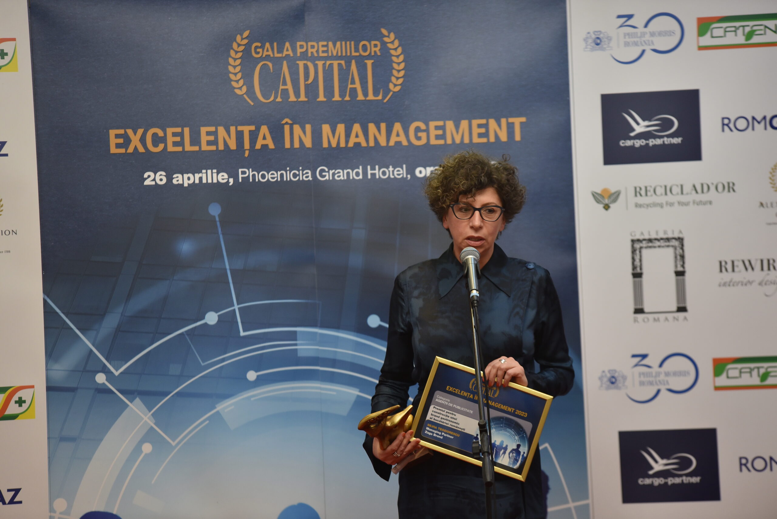 Silvia Teodorescu, Managing Partner Zaga Brand, primește Premiul pentru construcția unui brand gastronomic al bucătăriei românești (sursă foto: Christian Blanko)