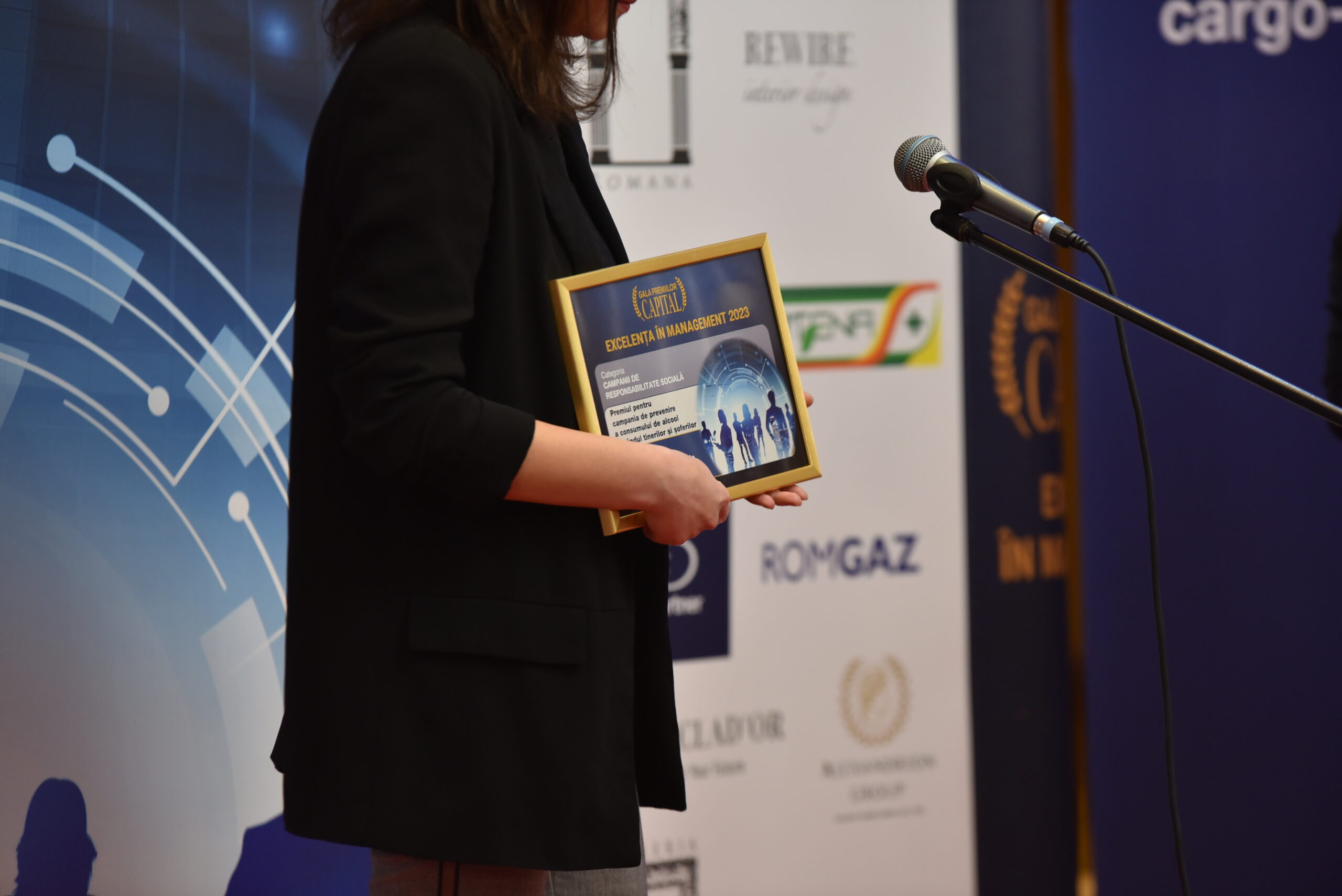 Lidia Groșan, Externel Communication Manager Ursus Breweries, primește premiul pentru campania de prevenire a consumului de alcool în rândul tinerilor și șoferilor (sursă foto: Christian Blanko)