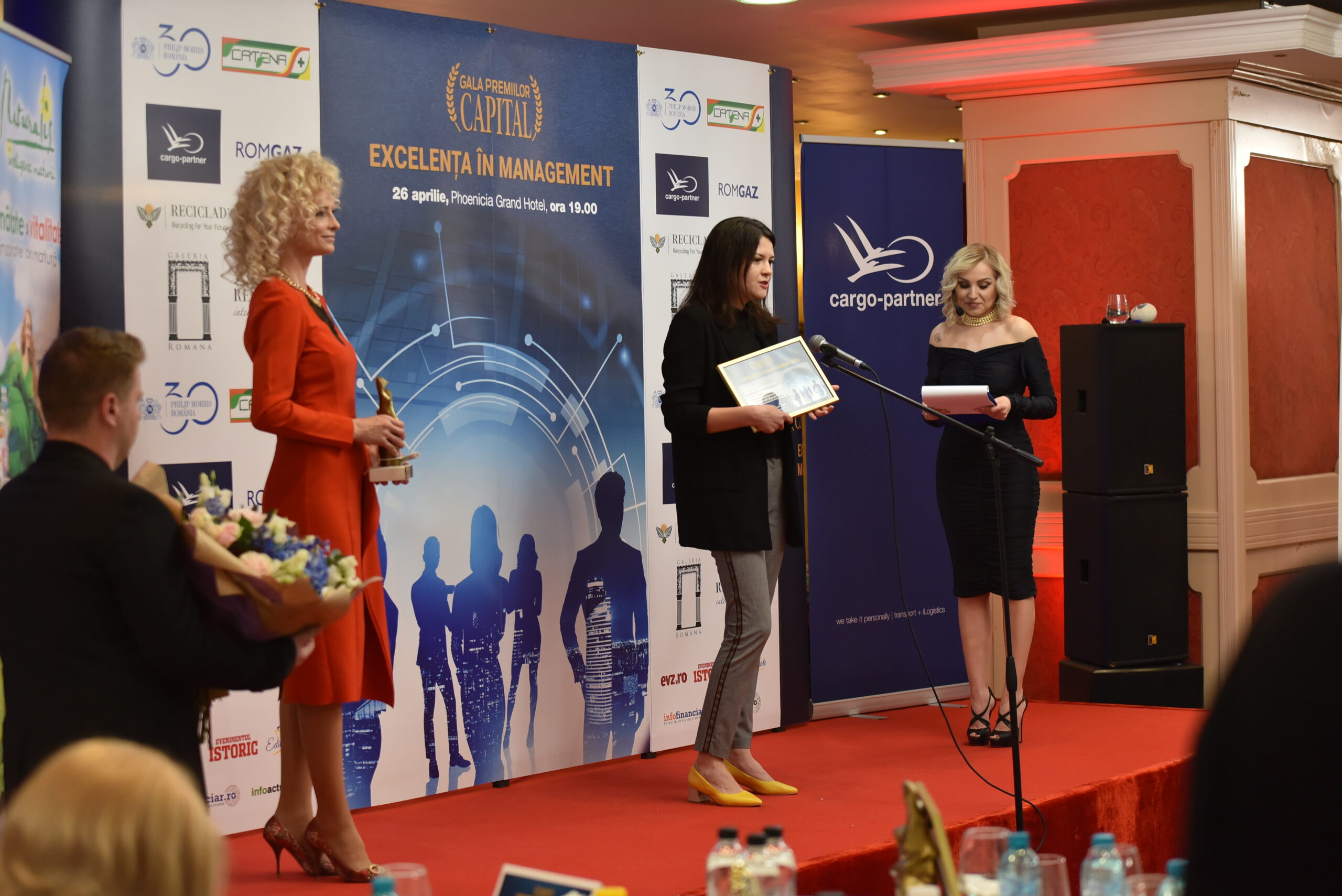 Lidia Groșan, Externel Communication Manager Ursus Breweries, primește premiul pentru campania de prevenire a consumului de alcool în rândul tinerilor și șoferilor (sursă foto: Christian Blanko)