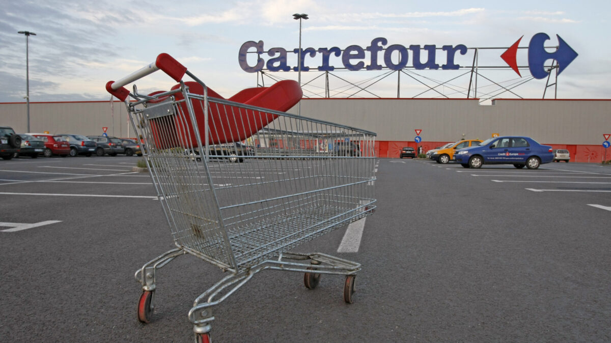 Carrefour a început să reducă semnificativ prețurile din Franța. Vrea să-i ajute pe cumpărători să facă faţă costului ridicat al vieţii