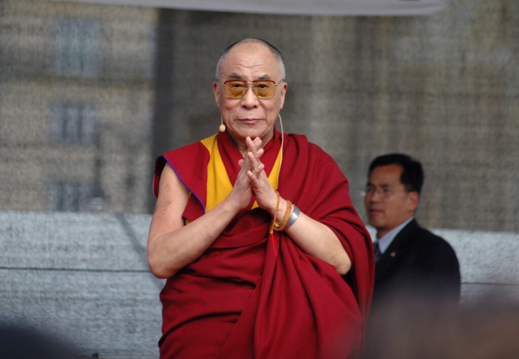 Dalai Lama este în centrul unui scandal enorm, după ce a sărutat un băiețel pe gură