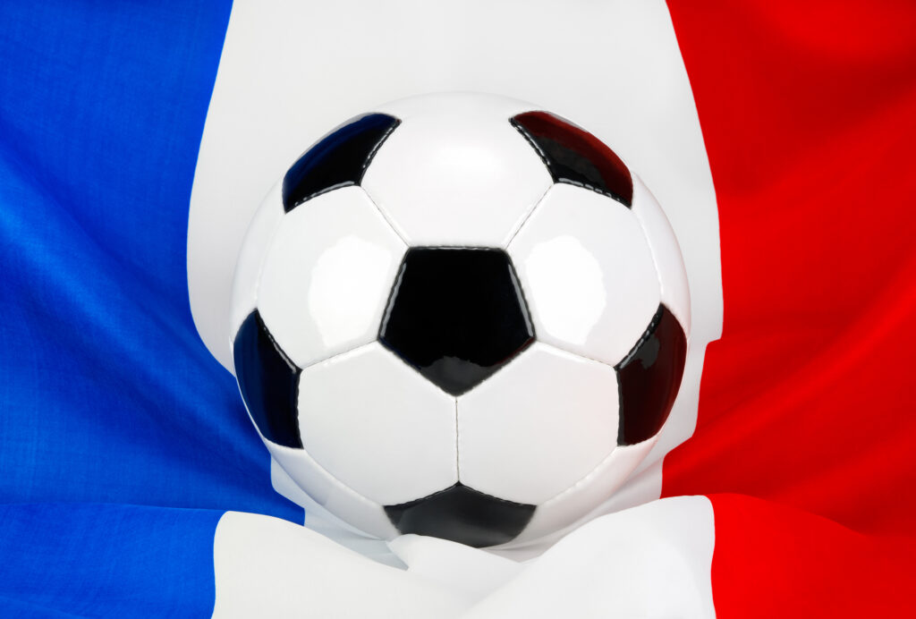 Scandal la Paris: Foamea și setea pun fotbalul la pământ