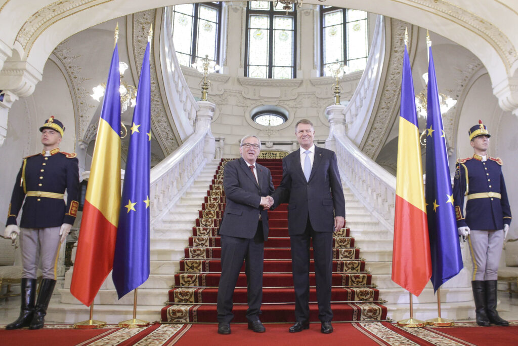 Klaus Iohannis i-a acordat lui Jean-Claude Juncker titlul de Doctor Honoris Causa al Academiei de Studii Economice din Bucureşti 