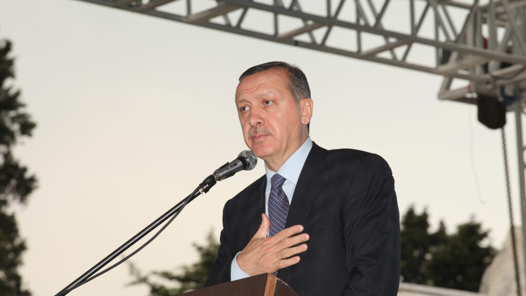 Recep Tayyip Erdogan este pe primul loc în scrutinul prezidenţial din Turcia. Preşedintele în funcţie a obţinut 49,5% din voturi