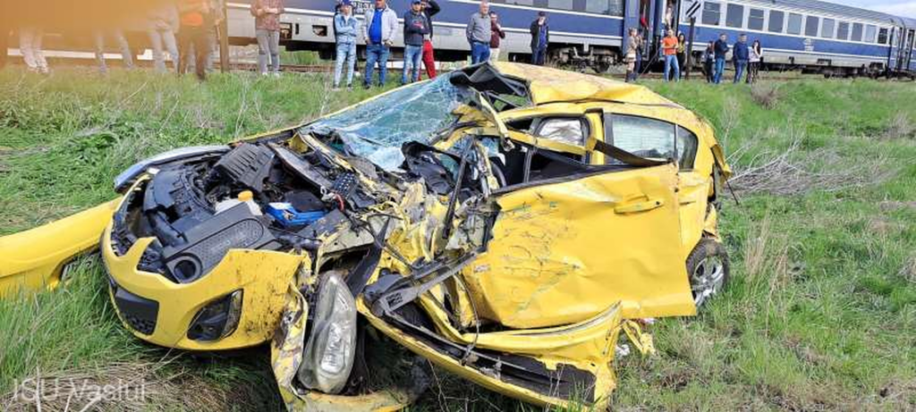 Tragedie cumplită în România. O mașină a fost spulberată de tren. Imagini îngrozitoare