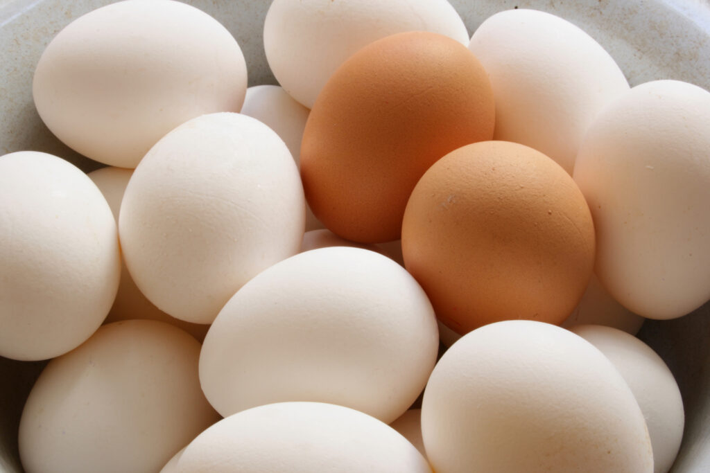 Care sunt cele mai bune ouă pentru fiert de Paşte: ouăle albe sau cele maro. Află care este diferenţa