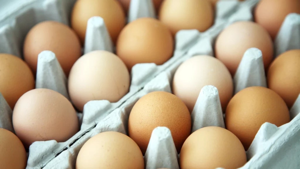 Ar trebui să spălați ouăle înainte de a le găti? Iată ce spun specialiștii