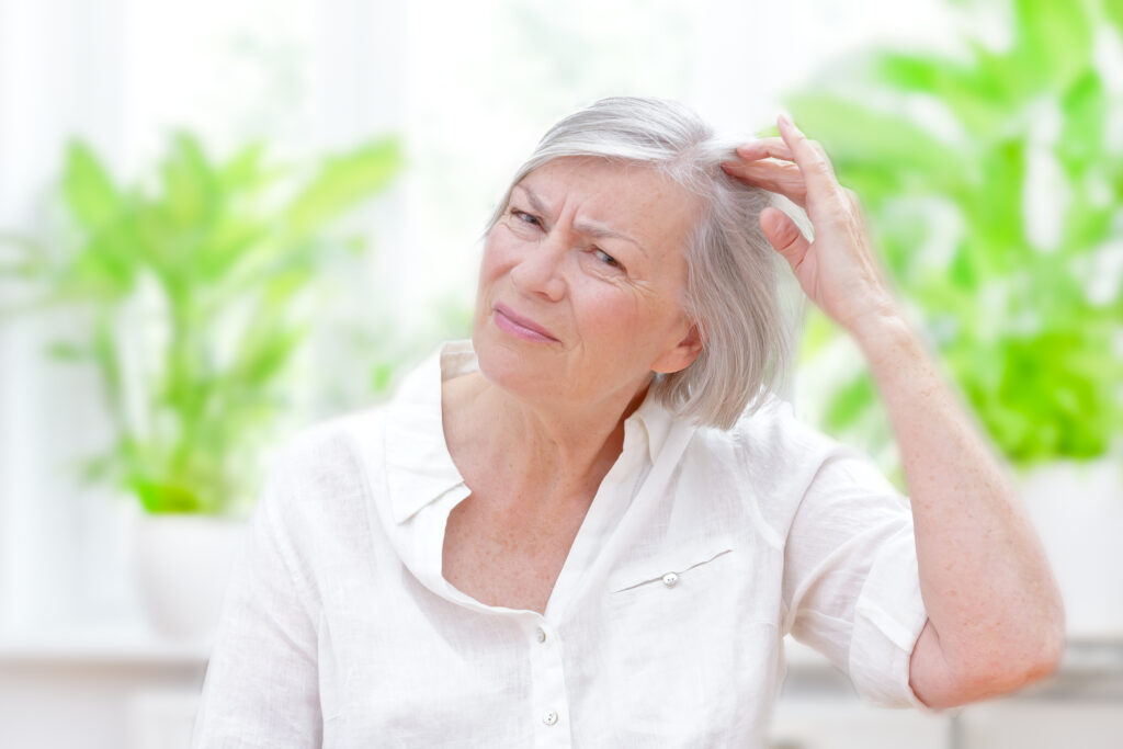 De ce ne albește părul? Un nou studiu analizează cauza principală a îmbătrânirii scalpului