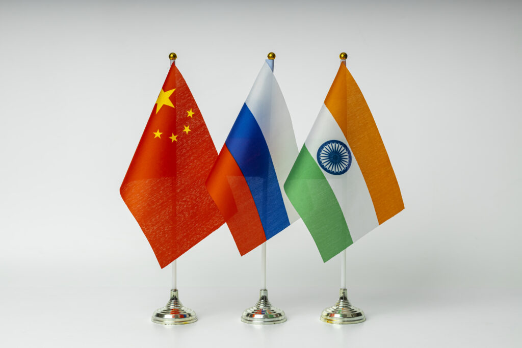 Relațiile periculoase ale Rusiei cu India și cu China