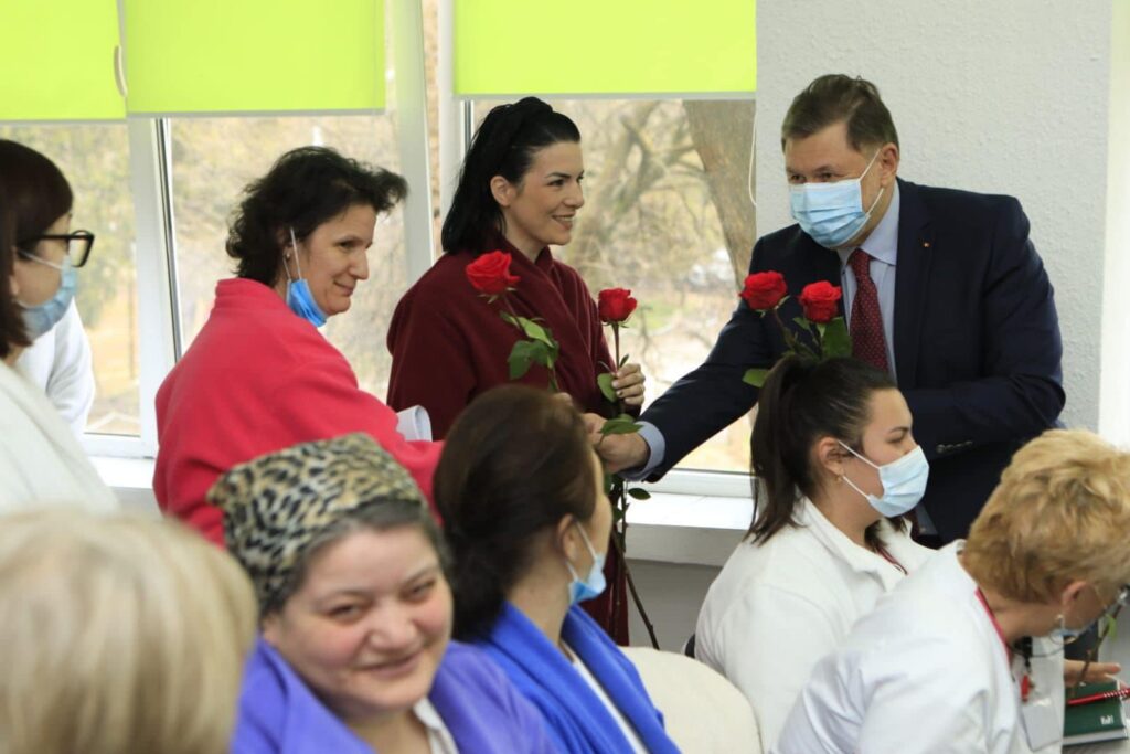 Alexandru Rafila promite condiţii mai bune de muncă pentru asistenţii medicali: Este o prioritate