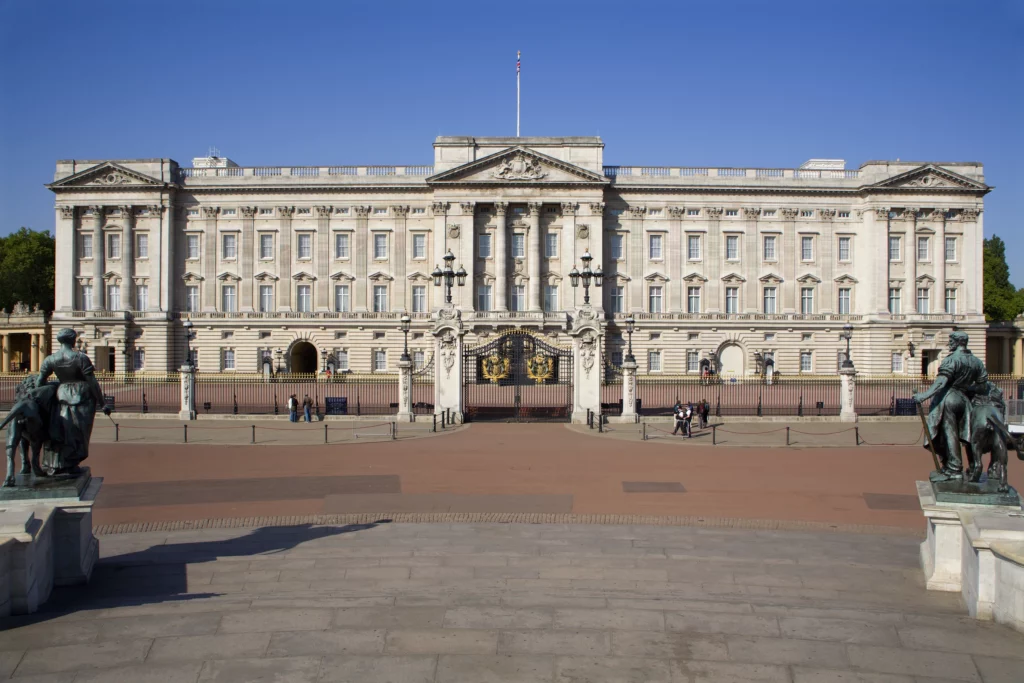 Momente tensionate în Marea Britanie. Un bărbat o fost arestat după o explozie lângă Palatul Buckingham