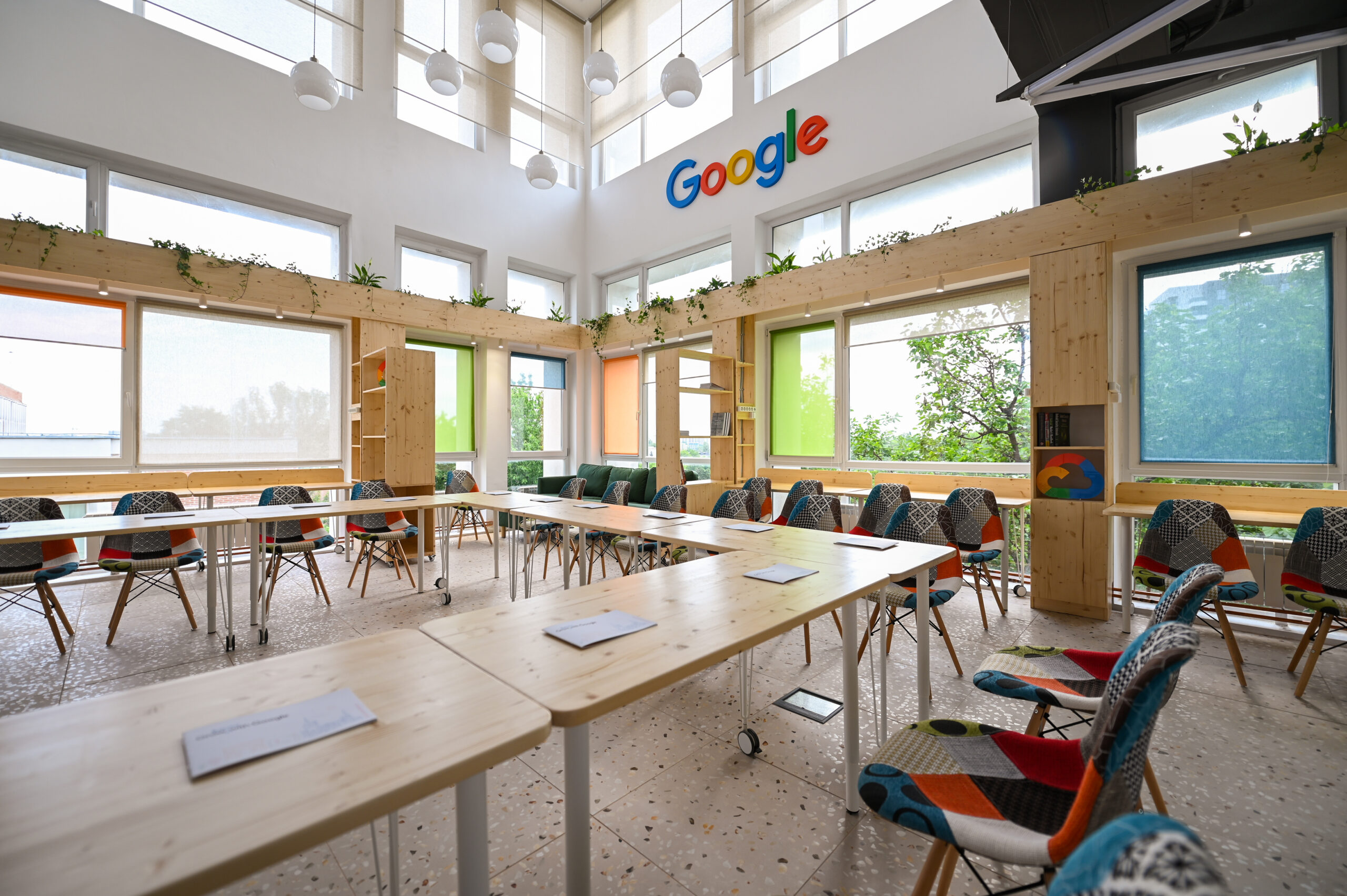 Google Lab, în premieră la Politehnica București! Cum sunt ajutați ...