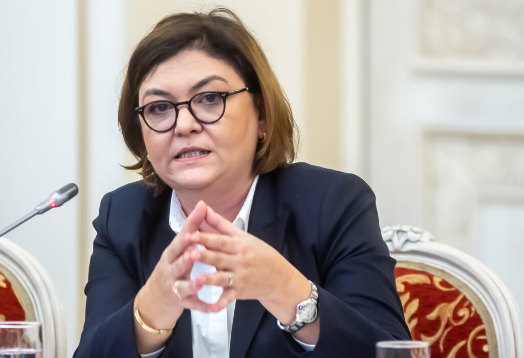 Adina Vălean: Traficul aerian va crește în această vară. Marea ruşine a României e reţeaua de autostrăzi
