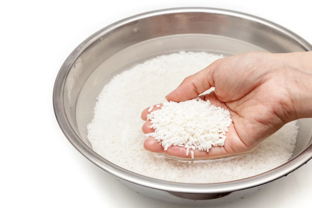 Apa de orez, o soluție naturală de îngrijire a pielii. Poate fi folosită pe orice tip de ten