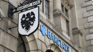 Inteligența artificială contribuie la restructurarea unui mare grup bancar. Barclays va elimina 5.000 de posturi până la sfârșitul anului