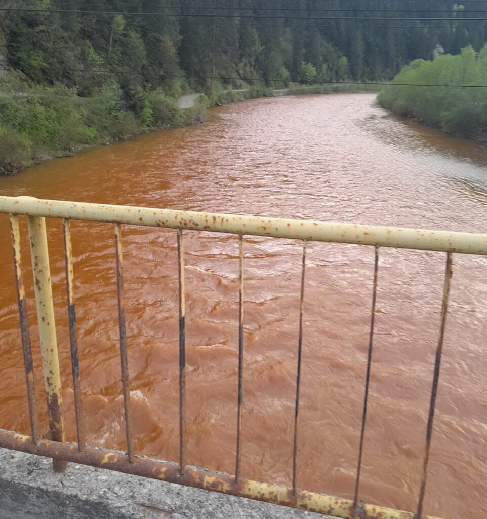 Poluare cu apă de mină pe râul Bistriţa. Ministrul Mediului a convocat Comitetul pentru situaţii de urgenţă