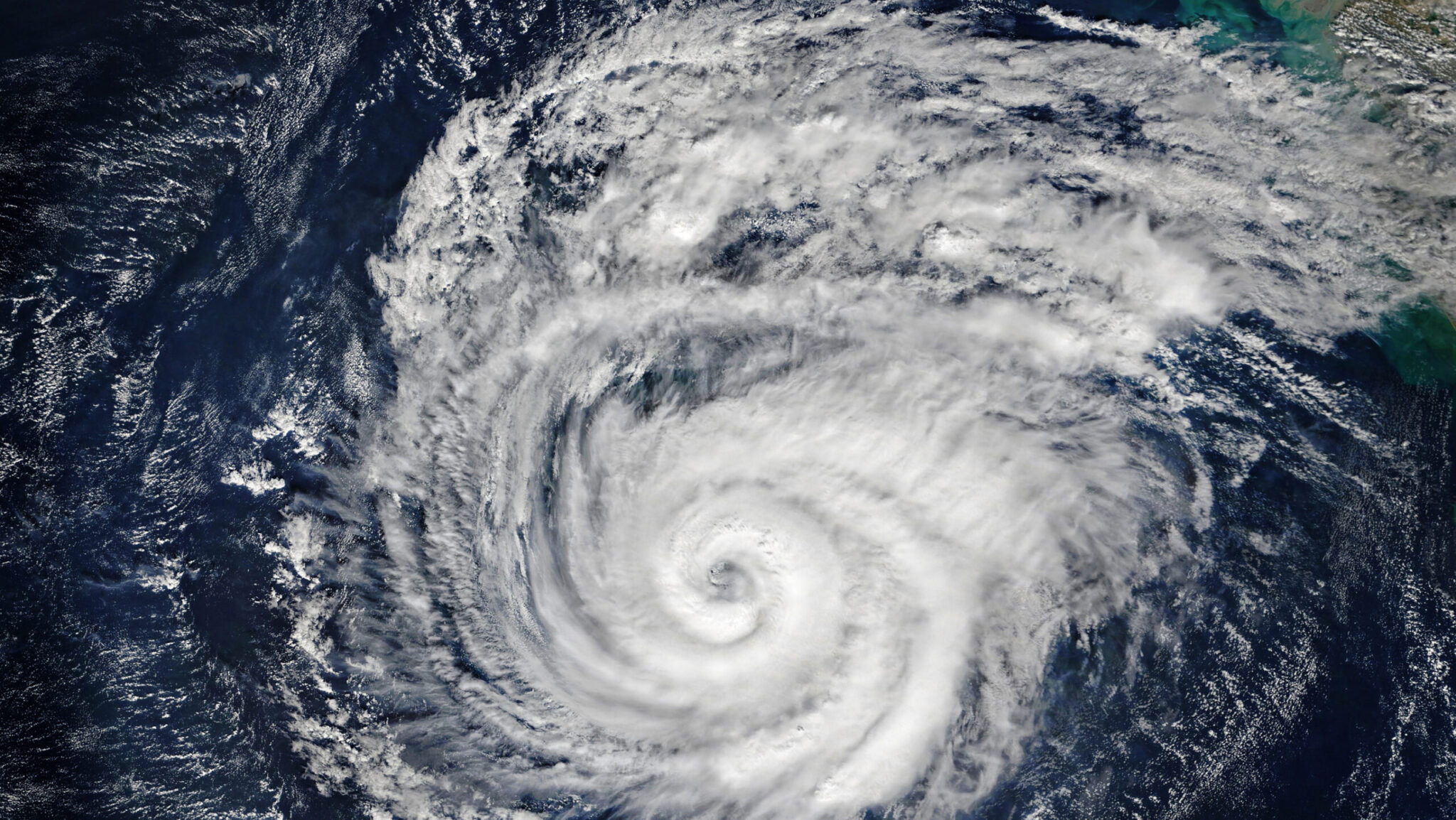хайфонский тайфун. глаз тайфуна. ураган в атлантическом океане. природные явления торнадо цунами. ураган.